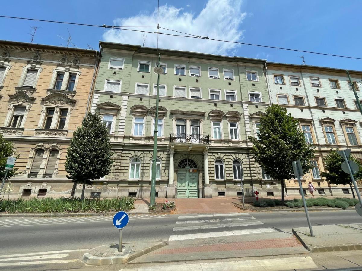 Fullmoon Apartments 1 Сегед Екстериор снимка